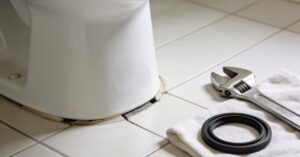 Sedes przecieka przy podłodze? Jak usunąć wyciek wody spod toalety WC