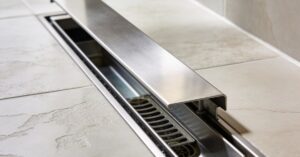 Jak otworzyć odpływ liniowy i skutecznie czyścić go z zatorów?