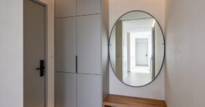 Nowoczesny przedpokój w bloku: praktyczna aranżacja i stylowe pomysły