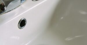 Ćmianki w łazience: jak zwalczać te małe muszki domowymi sposobami?