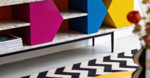 Styl memphis: design wnętrz, mocne kolory i geometryczny kontrast