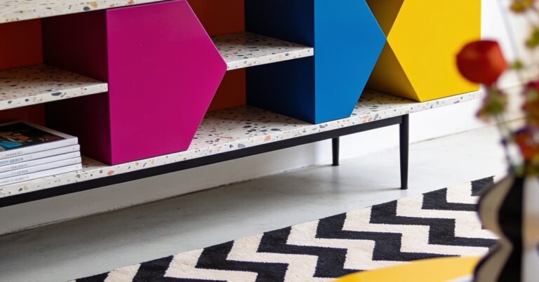 Styl memphis: design wnętrz, mocne kolory i geometryczny kontrast